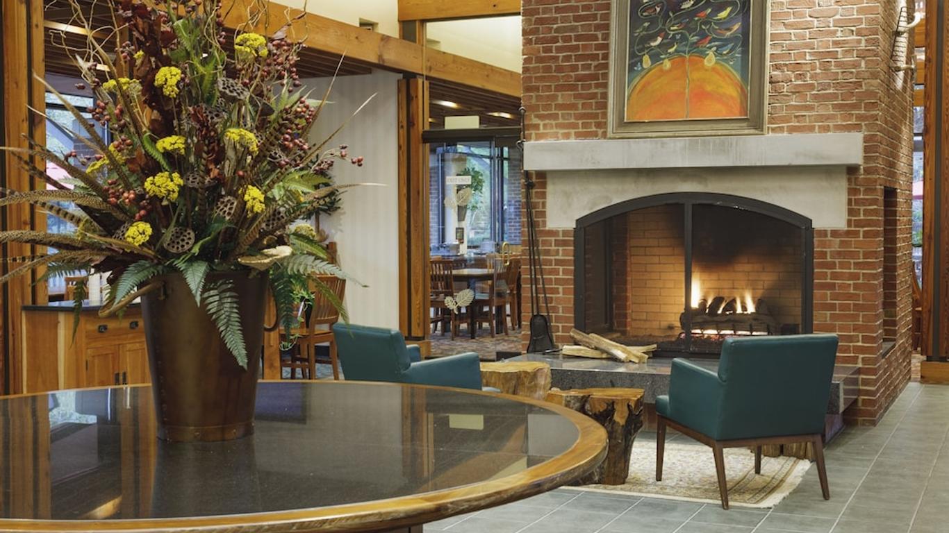 Williamsburg Woodlands Hotel & Suites, an official Colonial Williamsburg Hotel